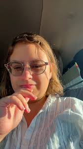 Hello my name is Alicia and I just moved to Las Vegas from Chicago about  three weeks ago and I was hoping that there might be someone willing to  teach me asl