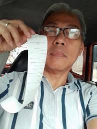 Undercover officer at 41 and Jacaranda intersection issuing seatbelt tickets