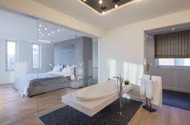 ديكور اليوم Twitterissa حمام خاص ومفتوح على غرفة النوم الرئيسية وفاصل زجاج بينهما