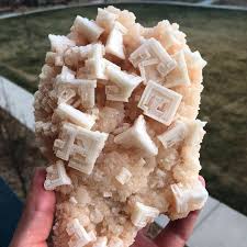 Halite Crystasl On Trona Matrix Mineraux Bijoux En Pierre Naturelle Pierre Minerale