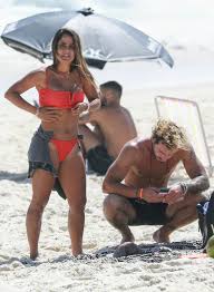 Atleta mergulha nas águas do centro aquático de tóquio, durante sessão de treinamento para os jogos paralímpicos. Carol Peixinho E Alan Curtem Praia Juntinhos Em Dia De Sol No Rio So Famosos