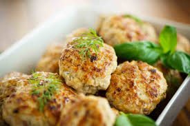 Lavate e sbucciate le patate e tagliatele a modo, mettetele in una teglia , adagiateci sopra le polpette , un filo d'olio , una grattugiata di parmigiano e mettete in forno a 180° per 30 minuti. Polpette Di Pollo Al Forno Un Piatto Ideale Per Tutta La Famiglia