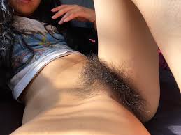 먼저 먹을래? 아니면 내 털많은 보지가 박힐 준비가 된거야?