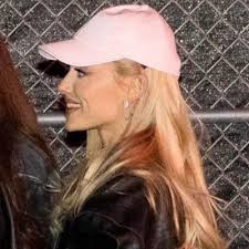 Amber Gilbert (@ambergilbert83)