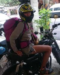 剛畢業的珈燕正在騎車環島揹著大背包騎著帥氣的打檔車珈燕出門時大家異口同聲 哇好帥喔 但珈燕不只是個 帥氣的女生也很細心的記錄旅程中發生的大小事她的旅行日誌也讓小編直呼太用心了啦