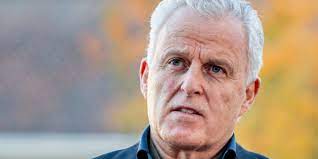 Sogar polizisten legen blumen am ort des attentats für peter r. Zien Dit Zijn De Vrouw En Kinderen Van Peter R De Vries