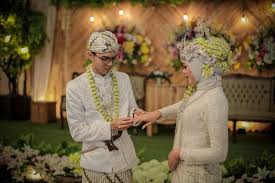 Kebanyakan calon pengantin zaman sekarang memilih gedung untuk jadi tempat melangsungkan resepsi. Paket Pernikahan Murah Di Bekasi Oleh Jasa Ponyo Resto Wedding