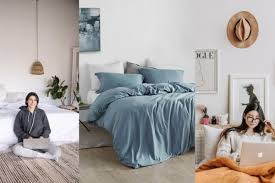 Saat mulai memasang, bentangkanlah sprei di tengah kasur dan pastikan terbuka lebar agar semakin menarik, pilihlah meja dengan warna dan model yang sesuai dengan tema kamarmu. 8 Warna Sprei Yang Bisa Bikin Kualitas Tidur Lebih Baik Hindari Hitam