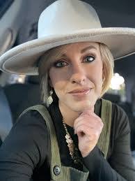 Kimberly Dorris's Instagram, Twitter & Facebook