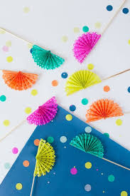 1001 Facons De S Amuser Avec Une Activite Manuelle Facile En Papier Activite Manuelle Facile Eventails De Papier Papier Diy