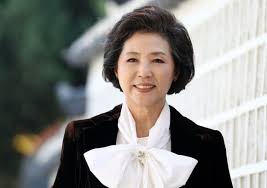 학창시절 남다른 외모로 인기가 많았던 그녀는 제주여자고등학교 시절 학교를 찾은 배우 신성일 덕분에 배우의 꿈을 꾸게 됐으며, 이를 계기로 서울로 상경했다. Ugf5hwndnuz9qm