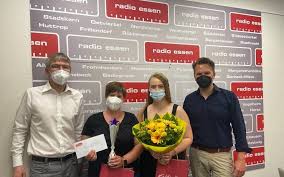 Die hören wir hier, weil wir ja über lautsprecher auch ein bisschen radio essen die tür. Radio Essen Fruhteam
