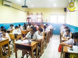 Hal ini tidak mengherankan karena begitu lulus, siswa/mahasiswa/taruna akan langsung direkrut untuk menjadi pegawai negeri sipil maupun aparat di institusi tersebut. Sekolah Budi Agung