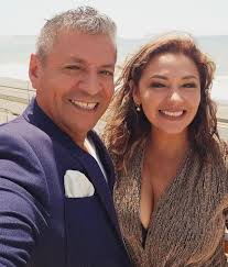 Hoy cuando eleves tu mirada a las estrellas y se incline la Luna a  contemplarte, no debe sorprenderte que ella te llame por tu nombre...llevo  varias noches hablando de ti con ella.