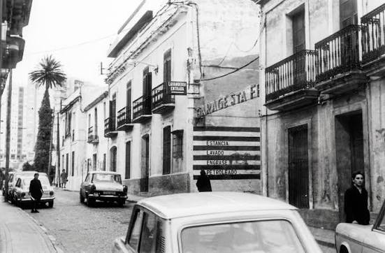  **Recuerdos del pasado: el alma del muelle** A comienzos del siglo XX, el Puerto de Huelva era mucho más que un lugar de tránsito: era el corazón económico y humano de