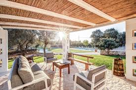 Design Et Vintage Pour Une Maison Italienne En Pierres Et Son Trullo Planete Deco A Homes World En 2020 Maison Italienne Maison De Vacances Maison