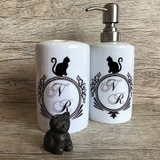 Kit Banheiro Saboneteira Porta Escova Gato Com Iniciais No Elo7 Dasde Artes Table Decor C26e73 Porta Escova Saboneteira Dispensador De Sabao