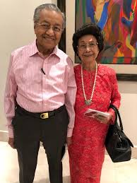 Mahathir mohamad was the fourth prime minister of malaysia, holding office from 1981 to 2003. Tudung Mana Wuduk Sah Tak Tu Gambar Romantis Tun Mahathir Dicemari Komen Haters Kongsi Tular Semasa Forum Cari Infonet