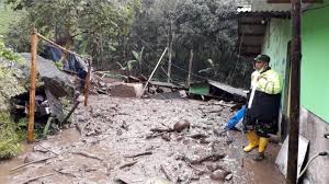 Top3news banjir bandang puncak kecelakaan kapal kn sar jokowi ke lokasi gempa mamuju. Lc Znc Wamrzim