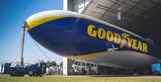 Il dirigibile semirigido zeppelin nt misura oltre 75 m in lunghezza, quasi tre quarti di un campo da calcio, e quasi 18 m di altezza. Goodyear Blimp Flying Over Europe Again