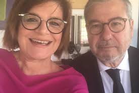 Júlia Pinheiro veste-se a rigor para assistir a casamento em casa