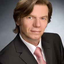 Steven Buxton löst Marion Meyer ab