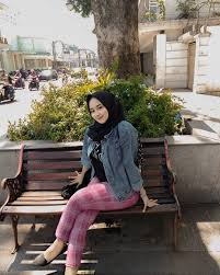 Denish sheh 34.724 views1 year ago. Gambar Mungkin Berisi Satu Orang Atau Lebih Orang Duduk Sepatu Dan Luar Ruangan Wanita Berlekuk Wanita Gaya Hijab