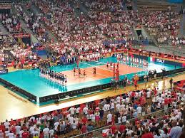 Siatkówka w ostatnich latach stała się bardzo popularnym sportem dzięki sukcesom reprezentacji polski (dwa mistrzostwa świata w 2014 i 2018 roku), a także dzięki dobrej grze polskich drużyn w europejskich pucharach. Poczatek Meczu Siatkowki Pan Polska Wlochy Podczas Mistrzostw Europy 2019 Photo De Atlas Arena Lodz Tripadvisor