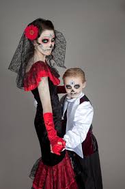 Glückliche thunfischfischerinnen mädchen mit fischen fangen. Halloween Kinder Schminken Dia De Los Muertos Make Up