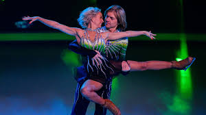 He presented the view on rté one and the jk ensemble and mystery train on rté lyric fm. John Kelly Hat Fur Seine Mama Bei Dancing On Ice Getanzt Promiflash De