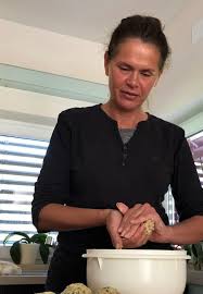 FOTO: Alenka Bratu&scaron;ek ujeta z umazanimi rokami