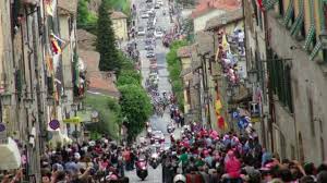 Anghiari ha molte attrazioni da scoprire con un passato affascinante, un presente intrigante e un futuro eccitante. Giro D Italia 2013 Anghiari Youtube