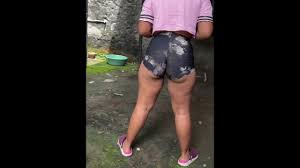 espio a mi vecina por la puerta del patio de su casa y terminamos follando