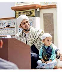 Usia beliau 1 tahun lebih muda dari al habib munzir al musawa alaihi rahmatullah, namun beliau berhasil mendapatkan hati di tengah jutaan umat muslim di malaysia. Biografi Guru Pencinta Habib Ali Zaenal Abidin Al Hamid Facebook