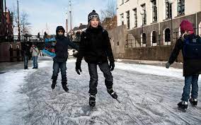 Topsport of zelf sporten, het begint op schaatsen.nl. Gemeente Groningen Stelt Vanaf Dinsdag Alsnog Vaarverbod In Op Diepenring In Stad Kunnen We Daar Straks Op Natuurijs Schaatsen Dagblad Van Het Noorden