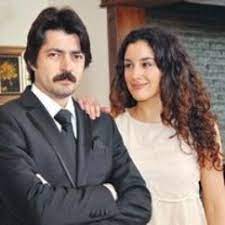 İsmini hatırlamıyorum da trt de bir dizi vardı adamın biri zaman içinde yolculuk ediyordu ve aynaya ya da cam a baktığında başka bir kişiliğe bürünmüş oluyor ve o kişinin sorununu çözüp o zamandan başka bir zamana gidiyordu. Trt Den Yeni Bir Dizi