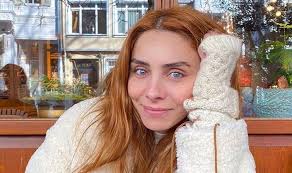 Nur fettahoğlu alışveriş merkezinde yaptığı açıklamalarda yılbaşını ailesiyle birlikte geçericeğini, hiçbir zaman dışarda gezen biri. Who Is Nur Fettahoglu Height Age Series Family