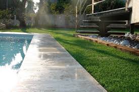 de la pelouse synthetique pour amenager le contour de votre piscine gazon synthetique tour de piscine pelouse synthetique