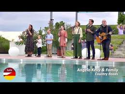 Dann verabschiedet sich die moderatorin in die winterpause. Angelo Kelly Family Country Roads Zdf Fernsehgarten 28 06 2020 Youtube