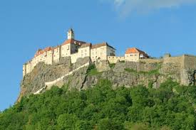Und von oben, vom burggelände herunter, ist die aussicht fast endlos. Burg Riegersburg Hochzeiten Heiraten Events In Riegersburg Mieten Fur Events Eventlokale At
