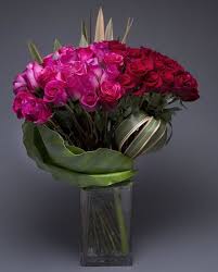 How to arrange flowers in a short square vase. 1001 Ideas For Flower Arrangements To Decorate Your Home This Spring
