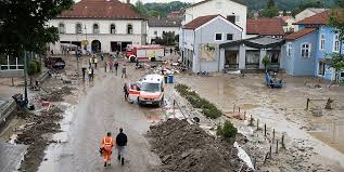 Er hat videos von dem hochwasser aufgenommen, die er. Uberschwemmung In Bayern Nach Dem Hochwasser Kommen Die Plunderer Kolner Stadt Anzeiger