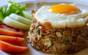 Berbagai jenis lauk pauk dalam porsi sedikit akan membuat porsinya menjadi 100 kkal (keseluruhan) 1 buah gorengan bakwan: Nasi Goreng Menu Sarapan Favorit 400 Kalori