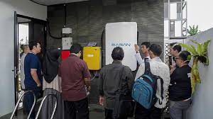 Ia bukan sahaja menjadi tenaga yang boleh diganti semula, malah menjadikan persekitaran hijau dan lebih bersih. Pengalaman Memasok Listrik Rumah Dengan Tenaga Surya