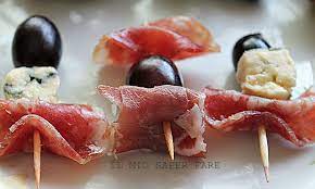 Spiedini antipasti con frutta e affettati. Spiedini Di Uva Formaggio E Salumi Ricetta Finger Food Ricette Spiedini Ricette Finger Food