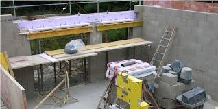 Abgehängte decke, nicht begehbare leichtbaudecke, die unter die eigentliche rohdecke gehängt wird. Die Garage Wachst Bungalow Bauen
