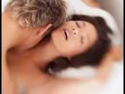 Surtout la fille qui gueule des ah oui à minuit, une heure du mat. Ils Font L Amour En Pleine Rue Youtube