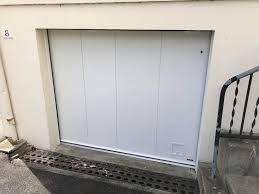 Porte de garage sectionnelle avec porte de ser. Faire Poser Une Porte De Garage Coulissante Motorisee Blanche Pour Une Maison En Renovation Pres De Barentin 76 Vallee De Seine Renovation