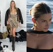 alixearle wearing @themayfairgroup “Start With Gratitude Crewneck” ($108)