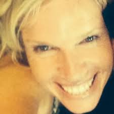 suzanne stephenson (@SuzieSwain)